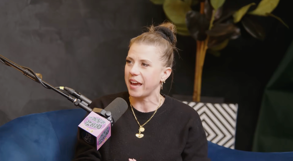 jodie sweetin speaking microphone
